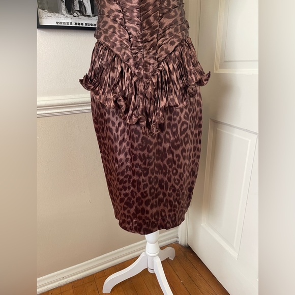 80s Vintage Leopard Dress w Sweetheart Neckline and Frilly Bottom - Picture 3 of 13